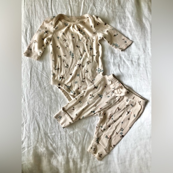SOLD 3-6 M Baby Gap 100% Cotton Mix and Match Bodysuit Outfits - Picture 4 of 6
